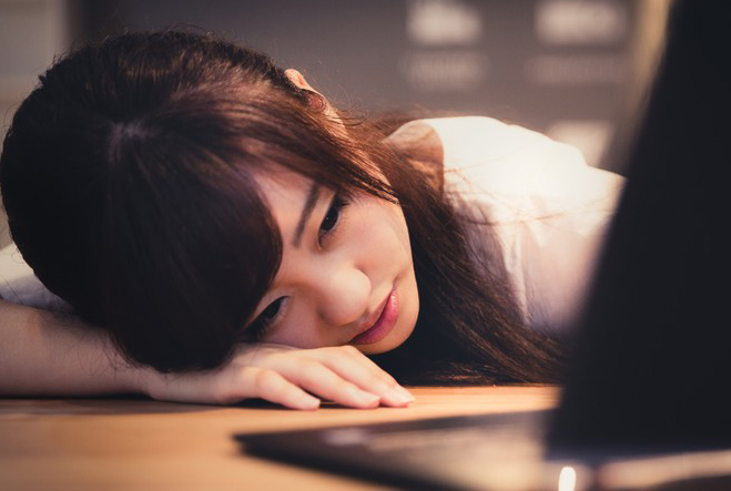 落ち込む