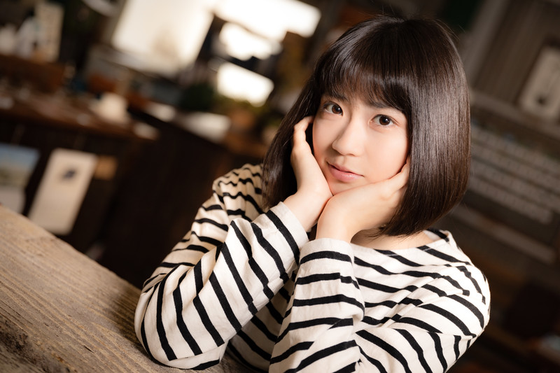 見つめる女性