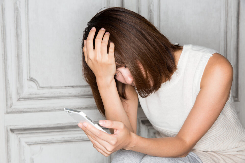 頭を抱える女性