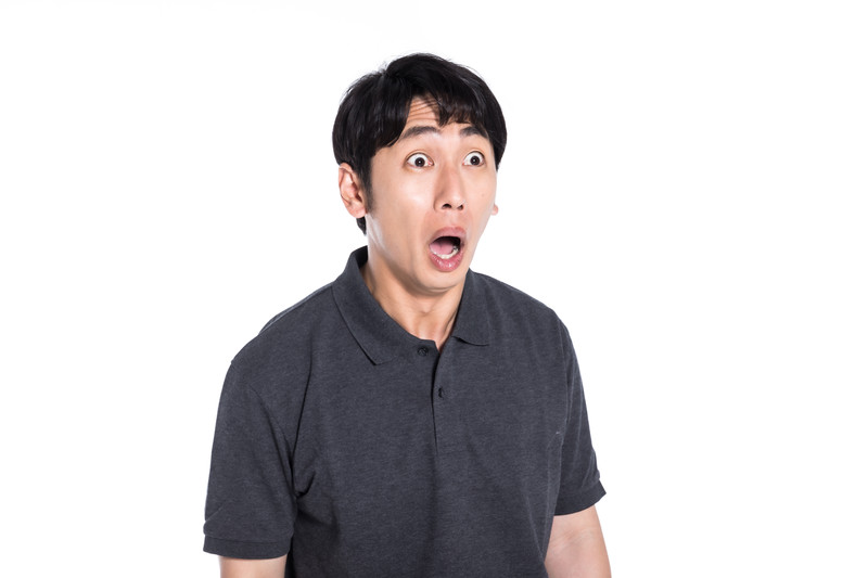驚く男性