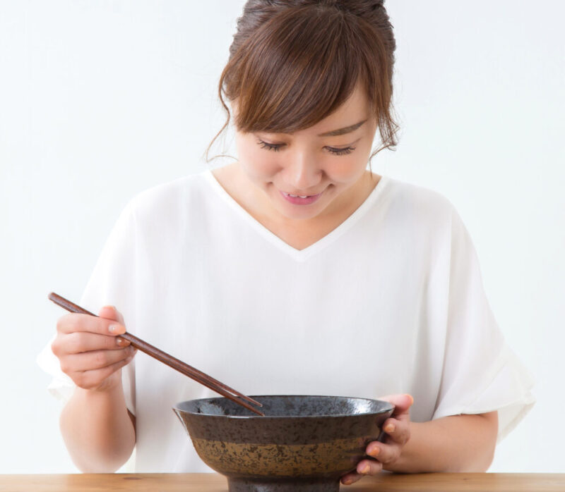 食べる女性