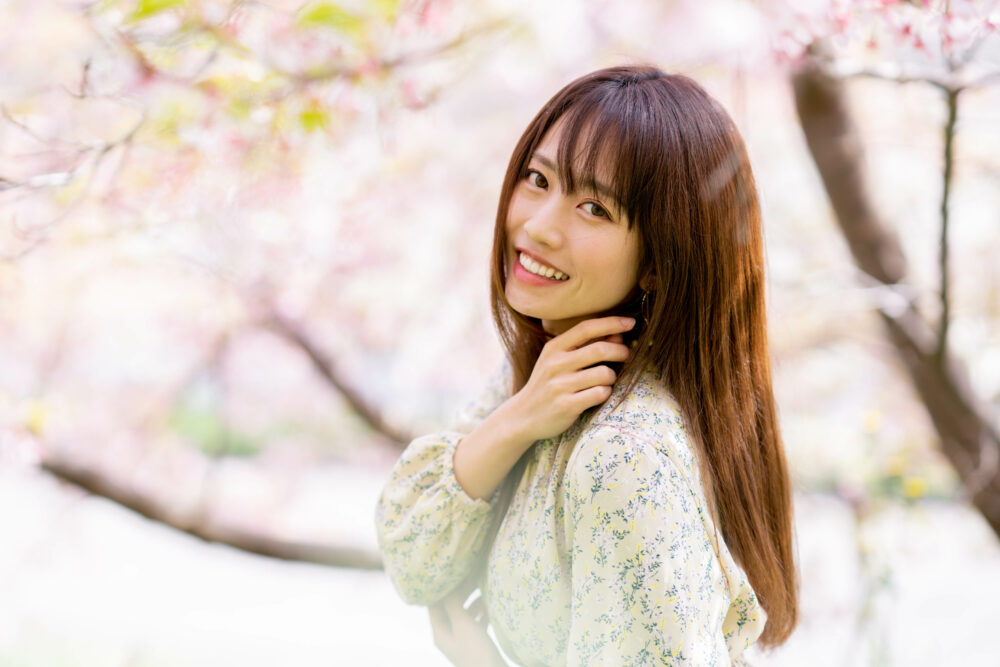 桜と女性